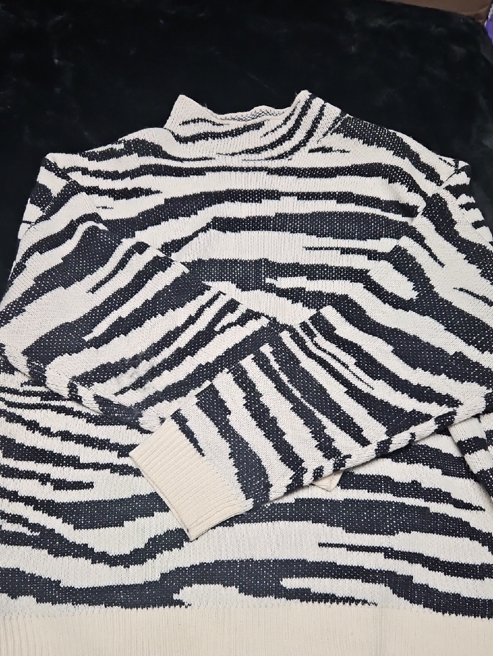 SHEIN Cream and Black Ribbed Knit Sweater (Curve)